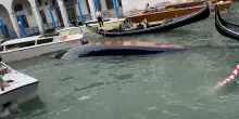Turisti si sporgono per un selfie e fanno affondare una gondola