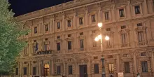 Sulla facciata del Comune a Milano il 'Sudario per Gaza'