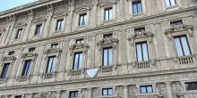 Sulla facciata del Comune di Milano il 'Sudario per Gaza'