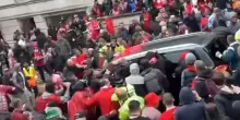 Un'auto investe pedoni alla parata per la vittoria del Liverpool: diversi feriti, arrestato un uomo