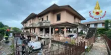 Esplode una palazzina per una fuga di gas, soccorsa famiglia