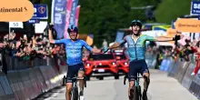 Giro: Scaroni vince la 16esima tappa, si ritira Roglic