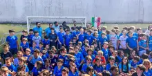 Giocatori del Napoli in visita alla scuola calcio dei loro figli