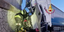 Tir contro muro, salvo l'autista in cabina guida schiacciata