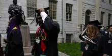 Trump vieta i visti per gli studenti stranieri ad Harvard