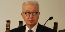 La stretta di Mantovano: "Via la scorta agli ex premier"