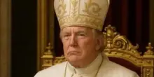 Donald Trump vestito da papa sui social della Casa Bianca
