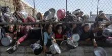 Strage nel sud di Gaza, la mattanza in fila per il cibo