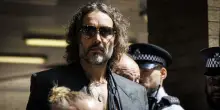 Russell Brand si dichiara non colpevole da accuse di stupro