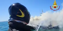 Barca in fiamma a dieci miglia dalla costa, tre persone in salvo