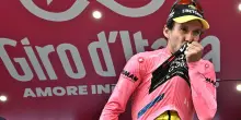 Simon Yates si prende il Giro, è la nuova maglia rosa