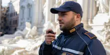 Abbandonano rifiuti vicino Fontana di Trevi, denunce e multe