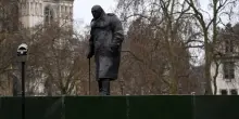 In Gb diventa reato salire sulla statua di Churchill a Londra
