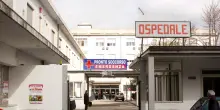 Si versa benzina addosso, protesta per mancata operazione madre