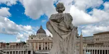 Seconda giornata di conclave, l'auspicio del cardinale Re:  'Fumata bianca questa sera'- LIVEBLOG