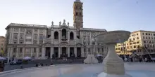 La commozione e l'applauso sulla tomba di Francesco