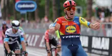 Giro: Pedersen vince a Tirana, è prima maglia rosa 2025