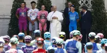 Il Giro d'Italia in Vaticano, il Papa saluta i ciclisti