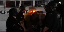 Polizia Los Angeles allontana troupe Cnn da zona proteste