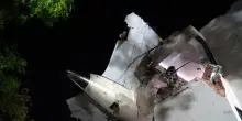 Un Boeing precipita in India, oltre 300 morti. Soccorso un superstite, vittime anche a terra