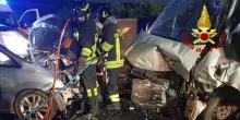 Scontro frontale tra furgone e auto nel catanese, 10 feriti