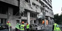 Nuova notte di raid russi. Due morti e 54 feriti a Kharkiv. Zelensky sarà alla cena al vertice Nato