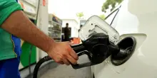 Prezzi della benzina ancora stabili, verde self a 1,734 euro