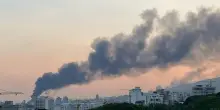 Colpita la tv di Stato iraniana. Netanyahu non esclude l'uccisione di Khamenei. Media: verso un contrattacco pesante su Israele