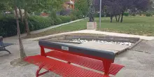 Dipinta di rosso la panchina dove si è seduto il femminicida