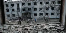 Russi avanzano, evacuazione famiglie con bimbi nel Donetsk