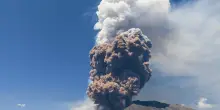 Crolla una parte del cratere dell'Etna, nube eruttiva alta chilometri