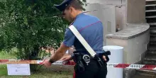 Sorprende tre ladri in casa, spara e ne ferisce uno