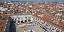 Maxi-striscione di Greenpeace a Venezia contro nozze Bezos