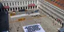 Maxi-striscione di Greenpeace a Venezia contro le nozze di Bezos