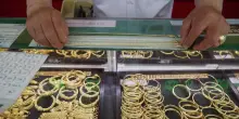 Il prezzo dell'oro poco mosso a 3360 dollari l'oncia
