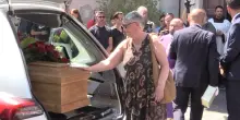 Roma, musiche felliniane all'arrivo del feretro con Alvaro Vitali