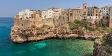 Si tuffa in mare dalla scogliera a Polignano, morto 23enne