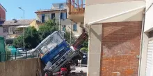 Si ribalta autogrù, gravi due operai in un cantiere edile