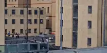 Rivolta nel carcere di Marassi a Genova. 'Una vendetta per uno stupro tra detenuti'. Due agenti feriti