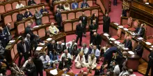 Il decreto sicurezza è legge, in Senato si sfiora la rissa