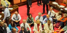 In Senato protesta opposizioni sul dl sicurezza, Aula sospesa