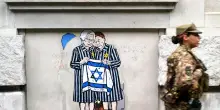 Segre e Bruck con la bandiera d'Israele in un murale a Milano