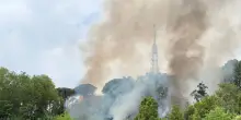 Fiamme su collina Monte Mario a Roma, chiuse alcune strade