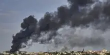 Droni russi su Kiev, danneggiato un edificio adibito a uffici