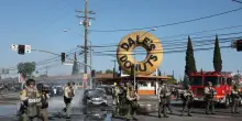 Los Angeles, la polizia usa i gas lacrimogeni