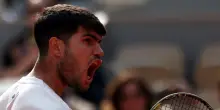 Alcaraz vince il quarto set. La sfida con Sinner si decide al quinto DIRETTA e FOTO della finale del Roland Garros