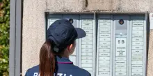 A 9 anni dormiva tra rifiuti e droga, arrestato padre e un amico