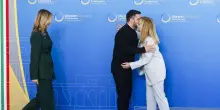 Meloni accoglie i leader, l'abbraccio con Zelensky