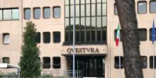 Criminale si sfila le manette e scappa da questura di Prato