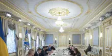 Zelensky sente Trump, 'discusse soluzioni per la difesa'